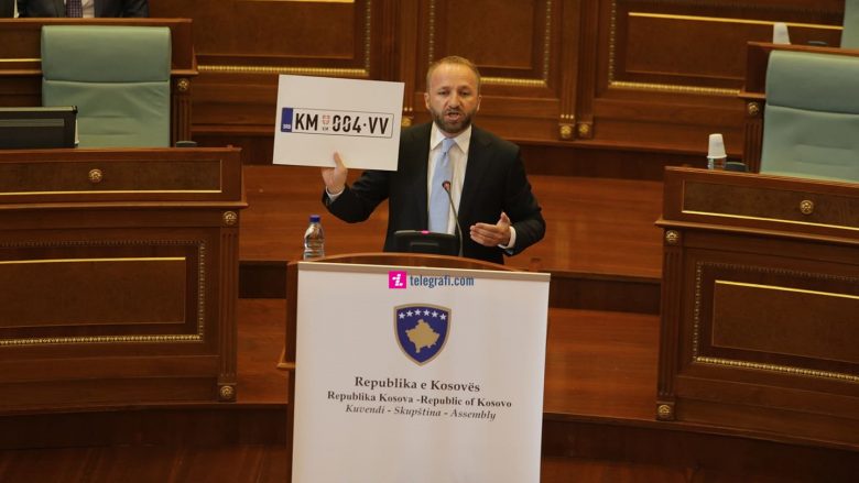 PDK akuzon Qeverinë se legalizoi tagrat “KM, PZ, PR”: Marrëveshja e Brukselit cenon sovranitetin shtetëror