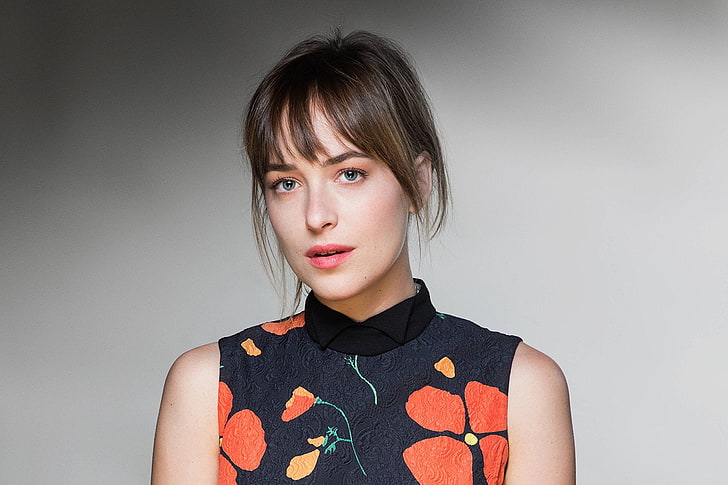 Dakota Johnson i bëri të gjithë të kthejnë kokat në rrugë me veshjen e saj të fundit!