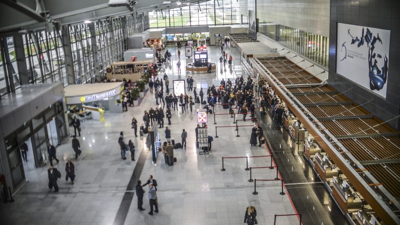 Policia e Kosovës në Aeroportin Ndërkombëtar të Prishtinës dyshon për tri dokumente të falsifikuara