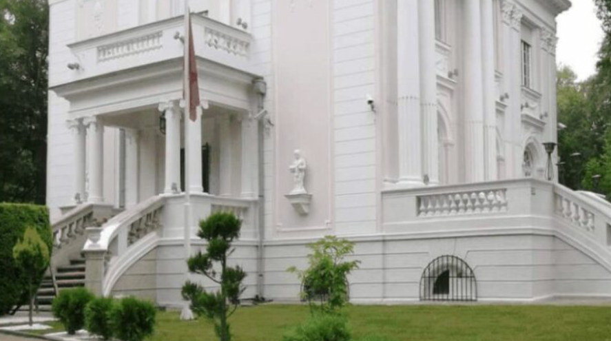 Sulmohet ambasada e Shqipërisë në Beograd