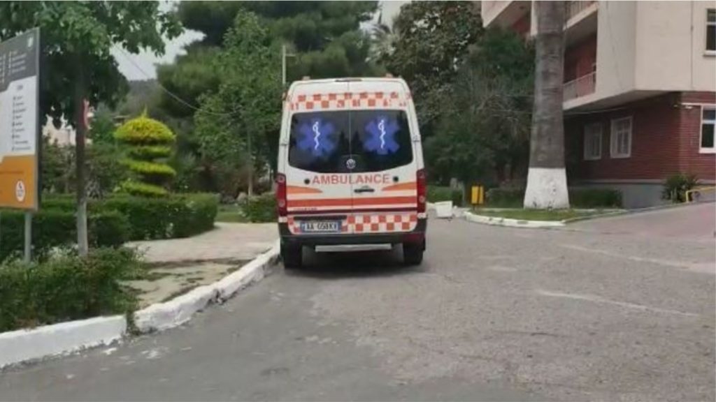 U shkojnë në stan për të vjedhur kanabis, 3 hajdutët plagosin babë e bir me thikë në Vlorë
