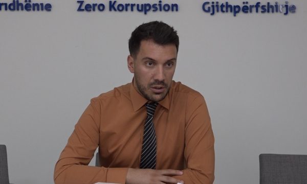 Këshilltari i Osmanit i reagon Abelard Tahirit dhe Selim Selimit pas kritikave për vetingun