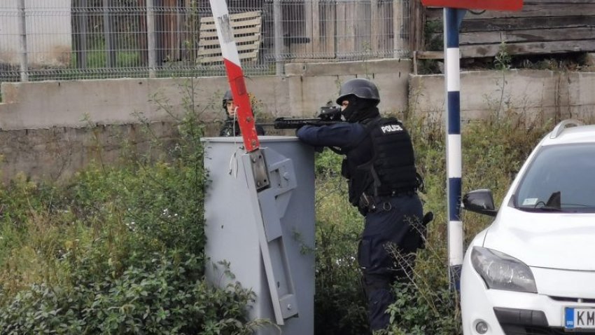 Flet mjeku kujdestar: Dy policëve të plagosur iu gjetën copëza në trup nga shpërthimet