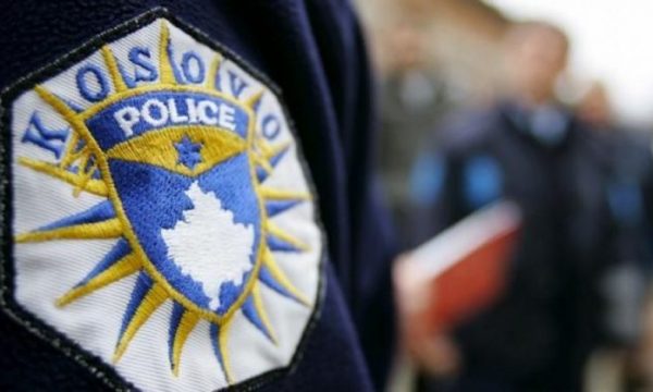 Zyrtarët policorë i ofrojnë ndihmën e parë qytetares së alivanosur në Vushtrri