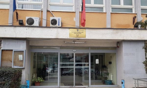 ‘Rrethanat lehtësuese’ të gjykatës në dobi të dhunuesit të 15-vjeçares: Ka një vajzë 4 muajshe dhe ka shprehur keqardhje