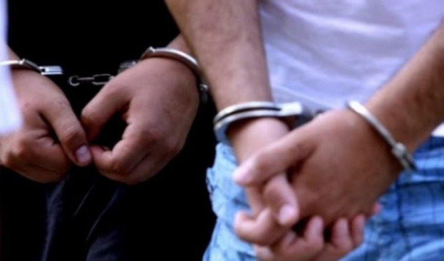 Arrestohen dy persona për “Keqpërdorim të detyrës zyrtare” dhe “Kontrabandim me mallra”
