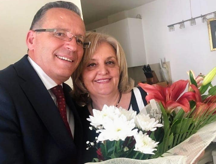 Bedri Hamza bëhet romantik, i dhuron një buqetë me lule gruas së tij
