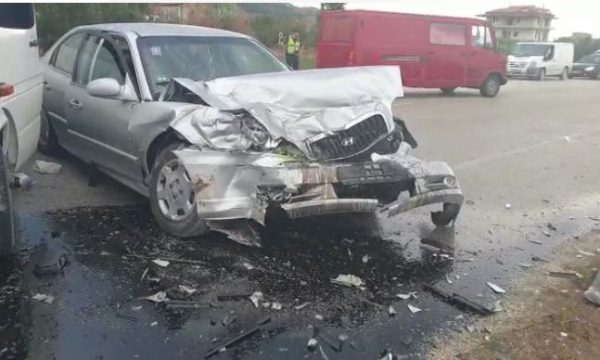 Përplasen dy automjete, katër pjesëtarë të një familjeje të lënduar në Berat