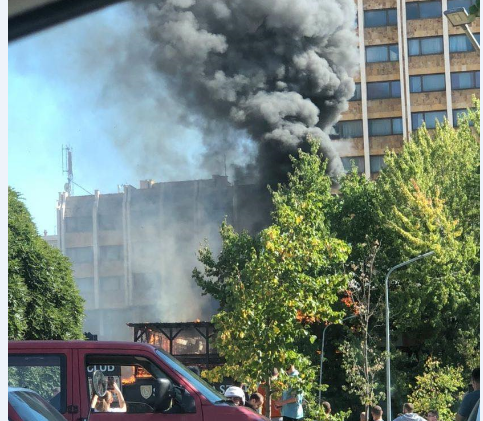 Zjarri përfshin një lokal në qendër të Prishtinës