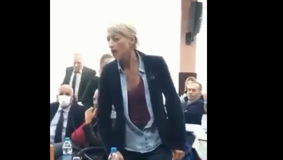 “Veshët në dorë t’i jap”, asambleistja e PSD-së përplaset ashpër me atë të Vetëvendosjes në Prishtinë (VIDEO)