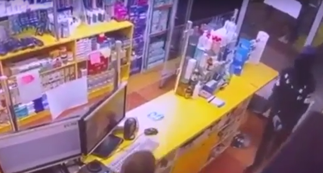 Plaçkitje me armë zjarri në një farmaci në Prishtinë (VIDEO)