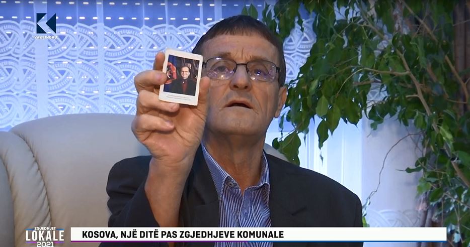 Fansi më i madh i Ibrahim Rugovës, foton e tij e mban edhe në kuletë e telefon (VIDEO)