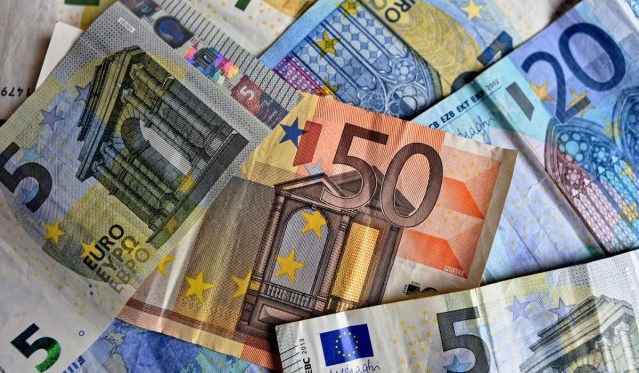 Vlera e Euro-s bie në nivelin më të ulët në 14 muajt e fundit