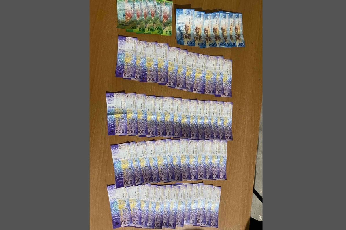 Dogana ia gjen një udhëtari 52 mijë franga në xhaketë