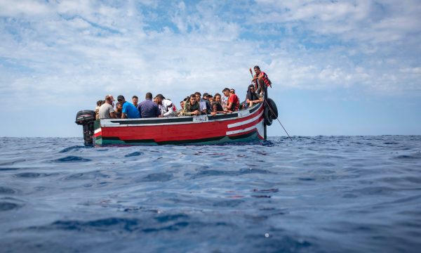 Policët francezë hapin zjarr mbi gomonen me emigrantë