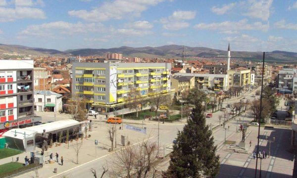 Policia në Gjilan gjatë kontrollit të automjetit: Konfiskon një armë, 15 fishekë dhe dy gëzhoja