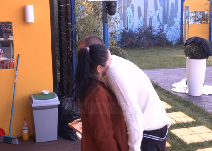 “Marova mbas teje”/ Fifi i këndon Granitit, banorët brohorasin