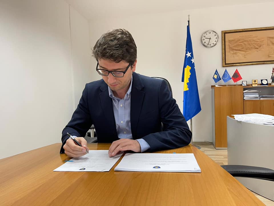 Murati: Nuk do të ketë më nevojë për vërtetim të tatimit në pronë që të regjistrohet vetura!