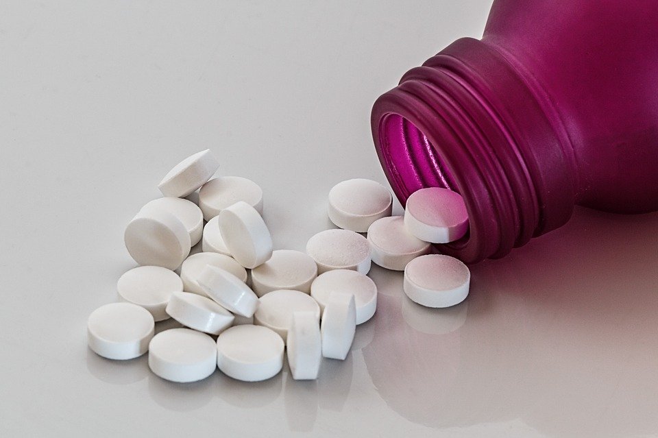 Përdorimi i përditshëm i aspirinës rrit rrezikun për gjakderdhje të brendshme, thonë ekspertët
