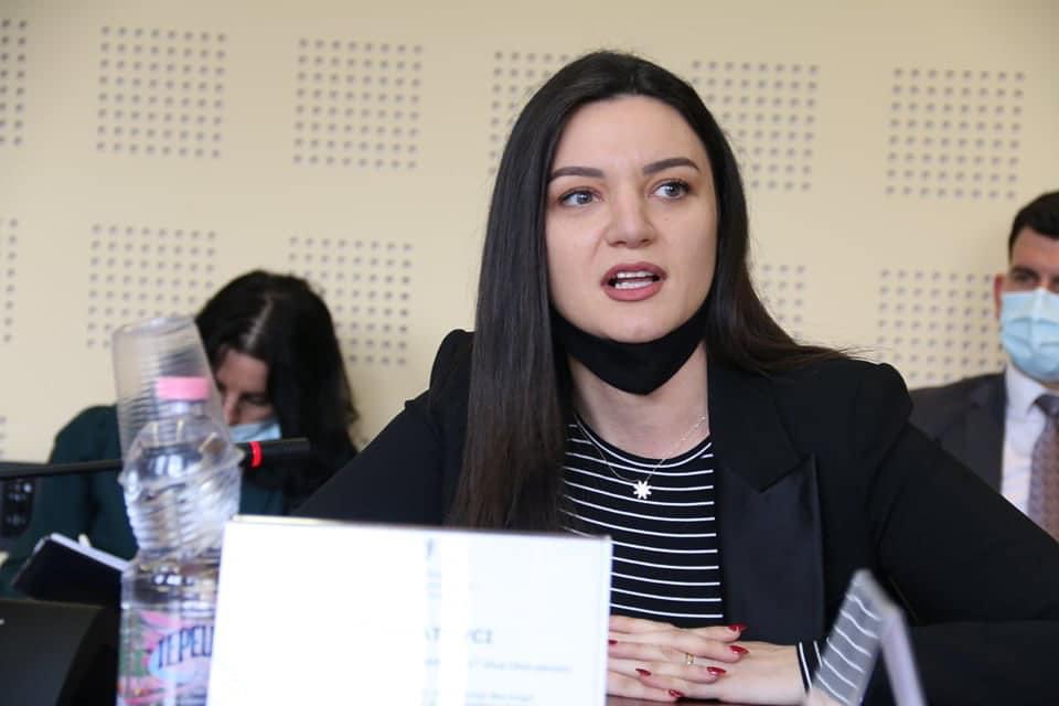 Dënimi i ulët për dhunën seksuale ndaj të miturës, reagim i fuqishëm nga deputetja Statovci