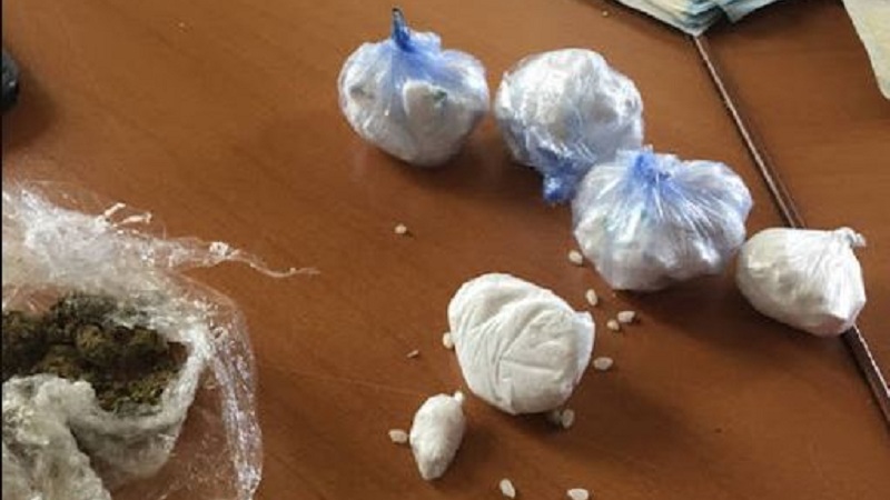 Kthyen picerinë në pikë për shpërndarje kokaine/ Droga ndahej në doza, “motoristi” ia çonte klientëve në vend të picave