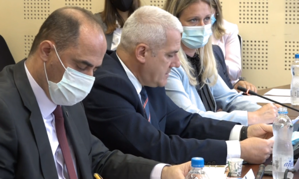Sveçla: Kemi qenë të përgatitur që edhe fizikisht t’i largojmë barrikadat në veri
