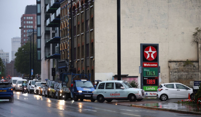 Ambasadori i ofroi shqiptarët të punojnë falas në Britani, anglezët tallen