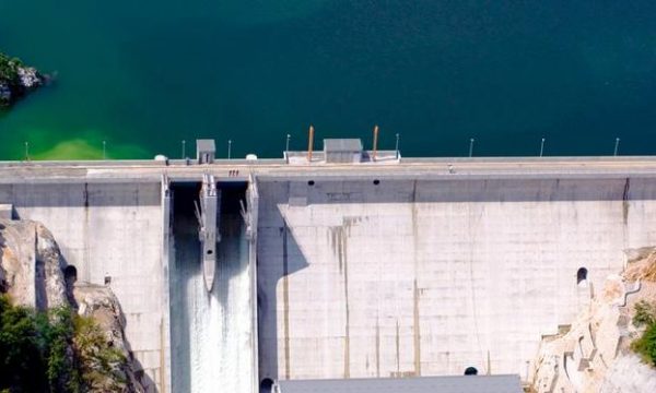 Paradoksi i Shqipërisë me energjinë elektrike