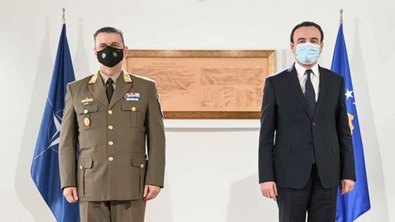 Komandanti i ri i KFOR-it takohet me Kurtin, flasin për sigurinë në Kosovë