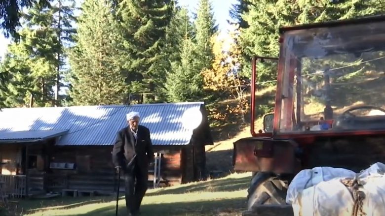 Ky është Mal Nikçi, 93-vjeçari nga Peja që ende vozit traktor