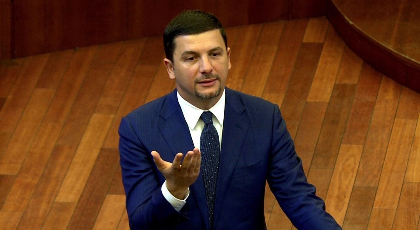 Krasniqi: Legalizimi i targave të paraluftës nga Kurti është hapi i parë drejt krijimit ‘Zajednicës’