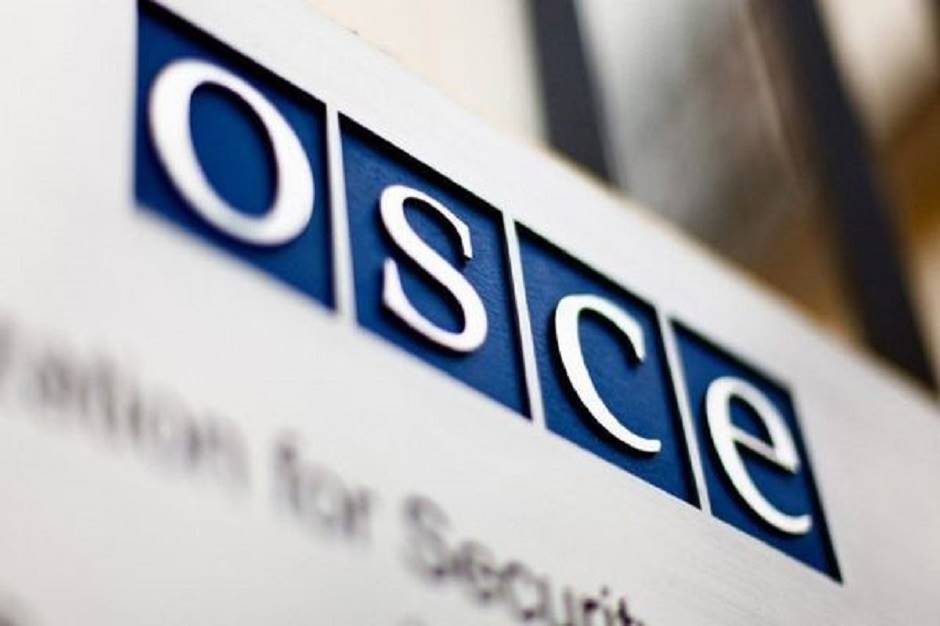 OSCE lavdëron Policinë pasi arrestuan të dyshuarit që i thyen xhamat serbes në Pejë