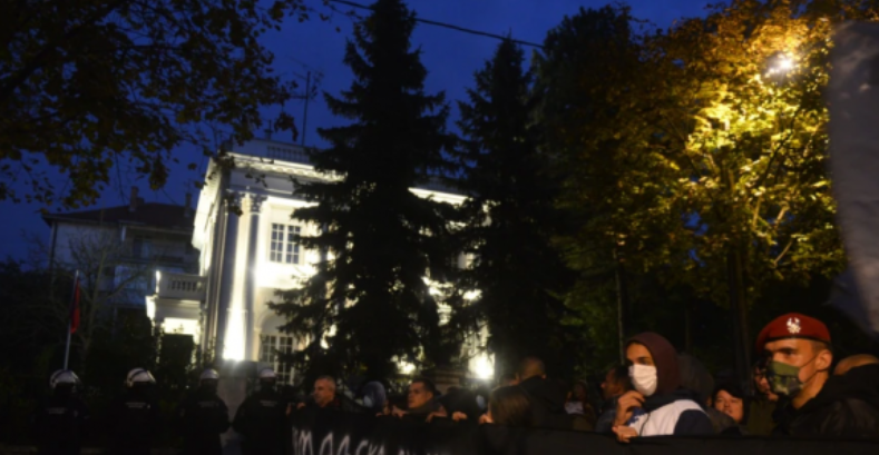 Protestues serbë me thirrje “Kosova është zemra e Serbisë” përpara ambasadës së Shqipërisë atje
