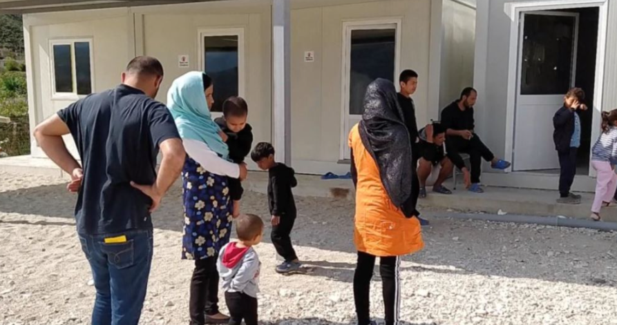 Rrihen me njëri-tjetrin 2 afganë në Shëngjin, njëri përfundon në spital dhe tjetri në polici