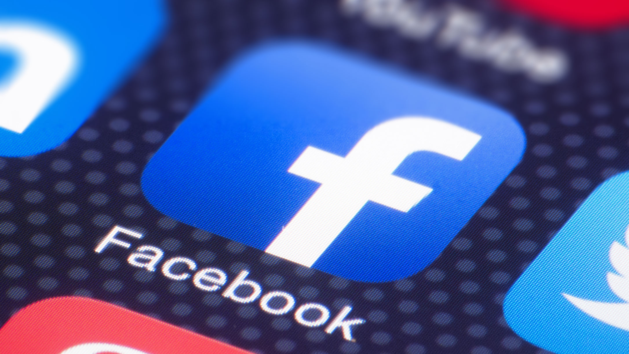 “Perandoria e Facebook-ut u sulmua nga alienët”