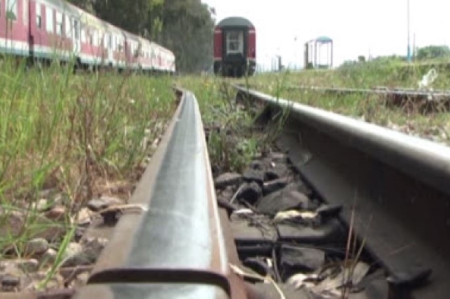 Treni godet veturën afër Klinës, një i lënduar