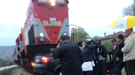 Treni godet një veturë në Ujmir të Klinës, lëndohen gjashtë persona
