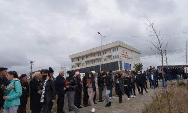 Përkujtohen 15 maturantët e Malishevës që humbën jetën në tragjedinë e Fushë Arrëzit