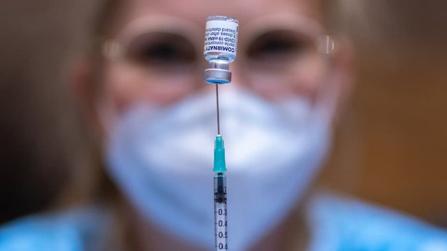 A ju është dobësuar imuniteti pas dozave të vaksinës Pfizer? Mjekët kanë një këshillë për marrësit e vaksinave