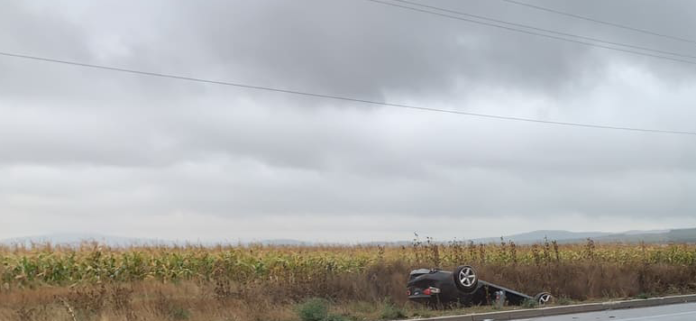 Rrokulliset vetura në Komoran të Drenasit, përfundon në ara