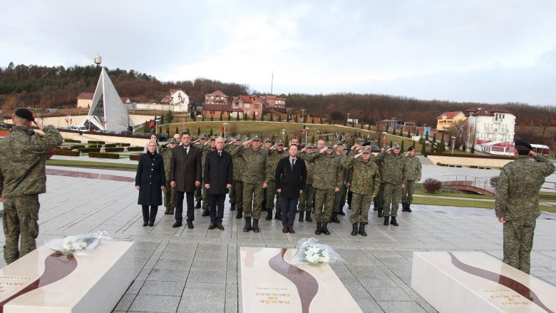 Ministri Mehaj dhe Komandanti i FSK, gjeneral Rama homazhe tek Kompleksi Memorial “Adem Jashari”