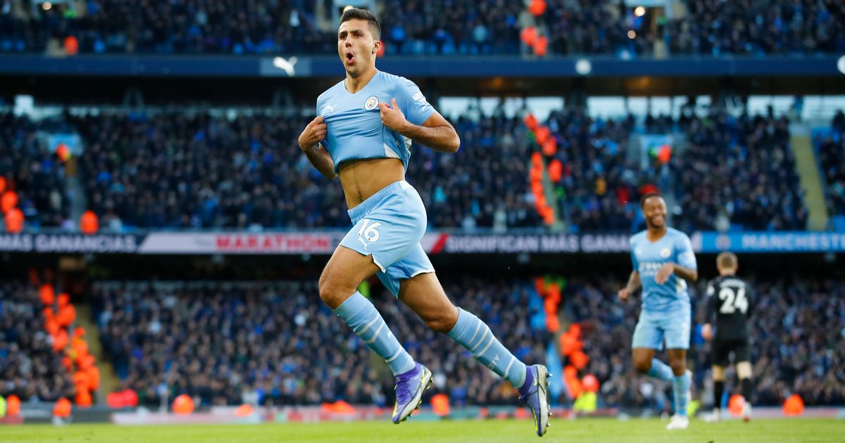 Manchester City “shtyp” Evertonin në Etihad Stadium