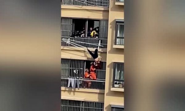 Rrëshqiti nga ballkoni dhe i ngeci këmba në litarët ku i thante rrobat, zjarrfikësit kinezë shpëtojnë të moshuarën