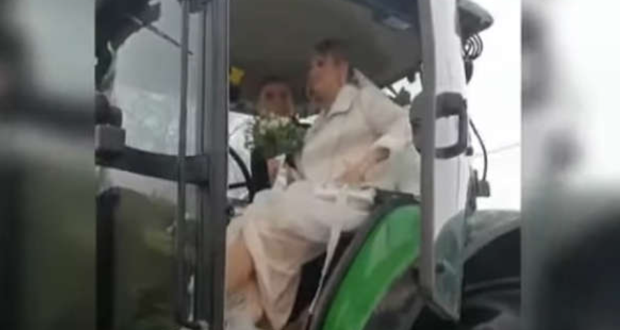 Çifti rus shkon të celebrohet në komunë me një traktor