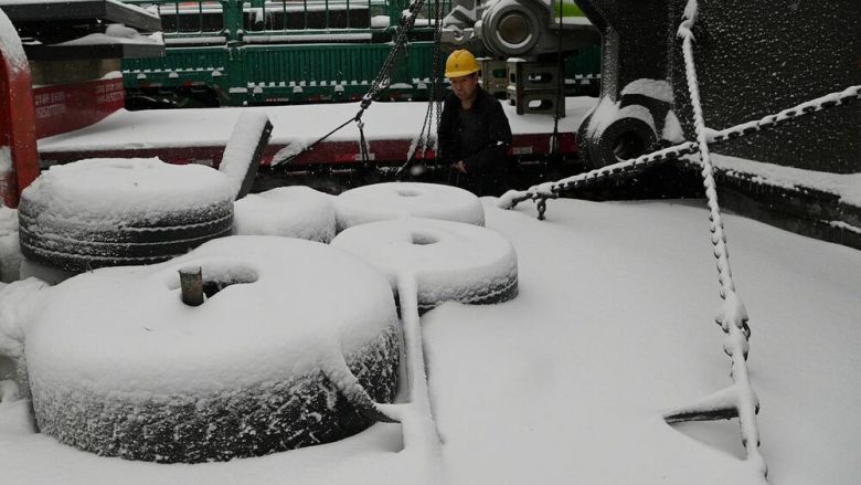“Zbardhet” Kina, reshjet e mëdha të borës bllokuan autostradat – anulohen udhëtimet