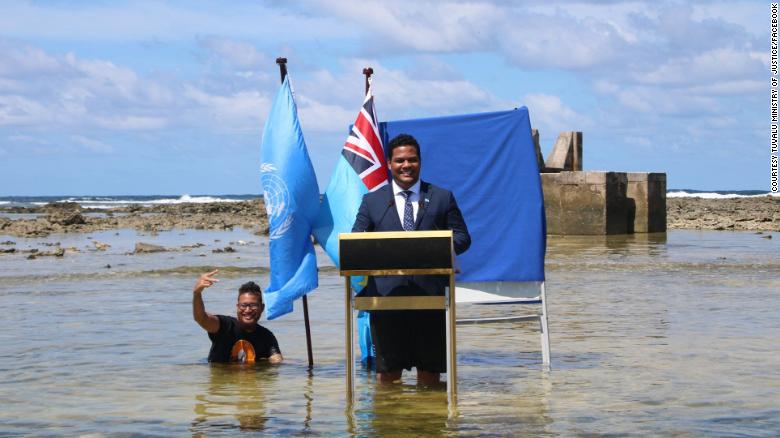 Ishulli po vuan pasojat e ndryshimeve klimatike, ministri e mban fjalimin i zhytur në ujë