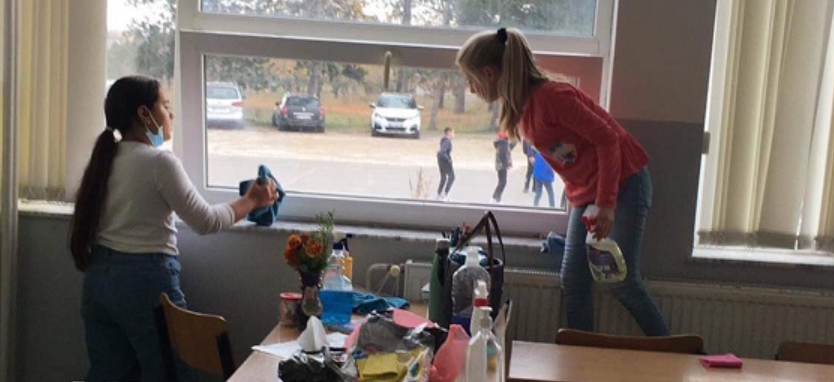 Prindërit ankohen se nxënësit e shkollës “Lidhja e Pejës” u detyruan të pastrojnë objektin