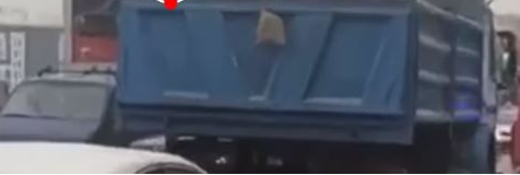 Kamioni rrezikon veturat pas tij në Pejë, pamje nga vendi i ngjarjes