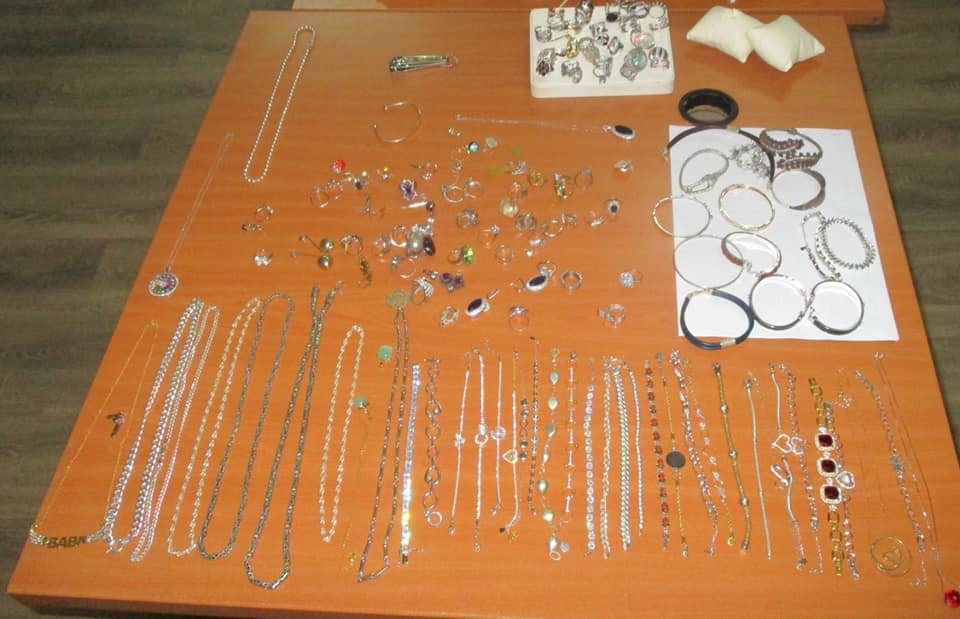 Grabitje në një dyqan në Prishtinë: Të arrestuarit i gjenden stoli ari, thikë e kaçavidë