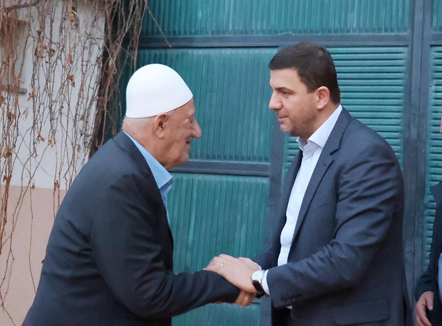 Memli Krasniqi viziton familjet e Thaçit dhe Veselit: E vërteta për UÇK’në s’mund të deformohet kurrë